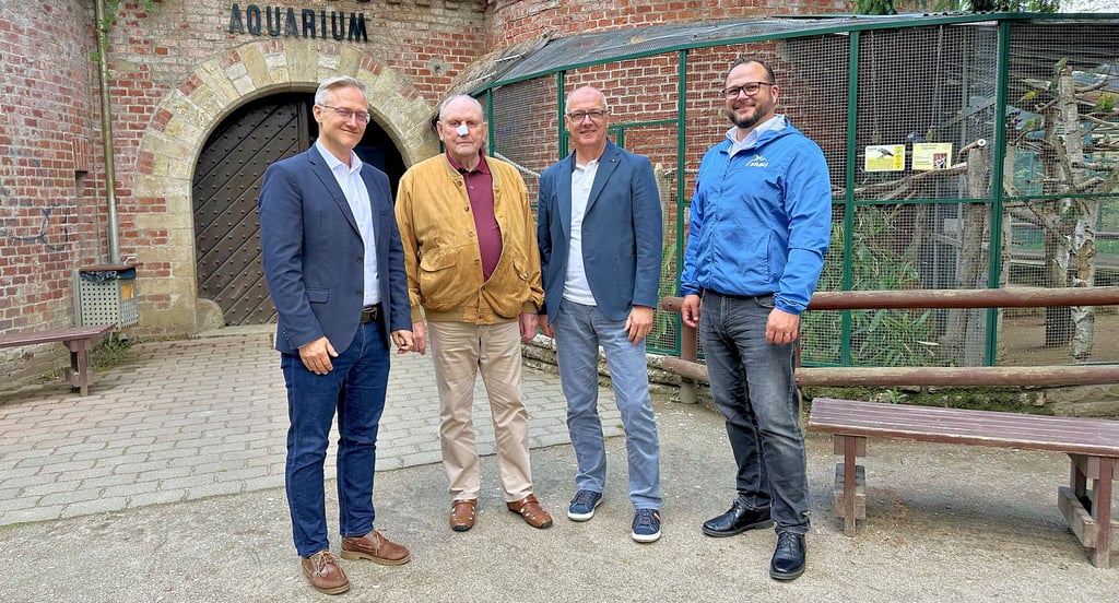 Bürgermeister André Seidig, Tierparkvorstände Peter Nopper und Thomas Glück und Nabu-Kreisvorstand Mathias Zdzieblowski im Tierpark.