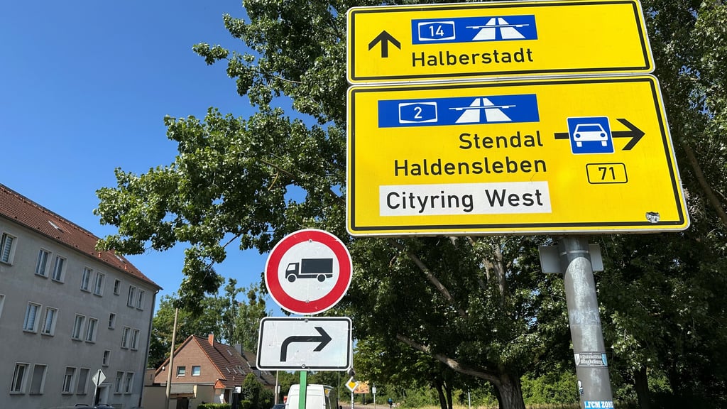 Diese Ringauffahrt in Magdeburg ist für Lkw gesperrt. Grund ist eine marode Ringbrücke.