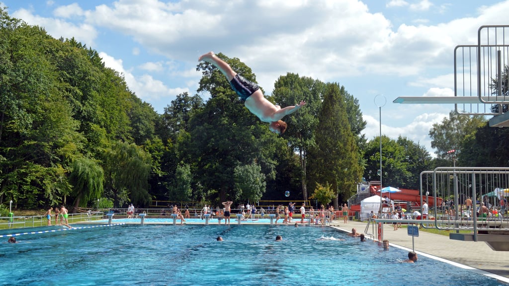 Die ersten Freibäder in Sachsen-Anhalt haben bereits geöffnet. Spätestens in den Sommerferien haben die meisten Schwimmbäder für Badegäste geöffnet.