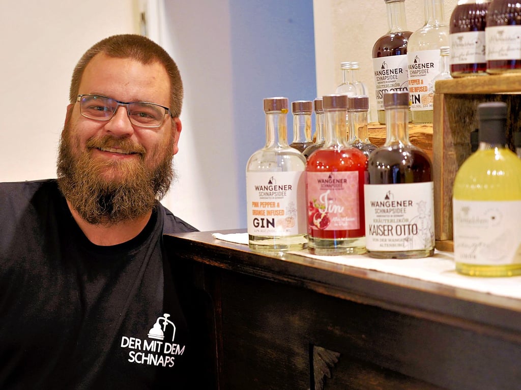 Das T-Shirt zeigt es: Der Wangener Tobias Lütschwager, hier mit seinen Kreationen, ist „Der mit dem Schnaps“.