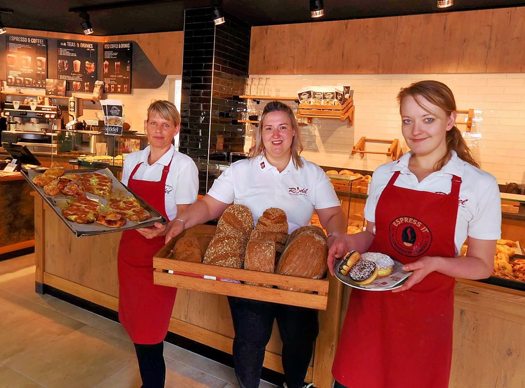Die Verkäuferinnen Antje Rödel (li.) und Lisa Hause (re.) sowie Juniorchefin Cindy Rödel sind für ihre Kunden im Coffeeshop in Köthen da.