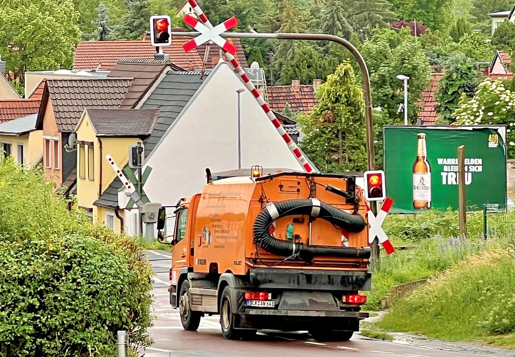 Wie weiter mit der Straßenreinigung in Bernburg? Der Kreiswirtschaftsbetrieb ist bei der Straßenreinigung in Bernburg für den ausgefallenen privaten Dienstleister vorübergehend eingesprungen.