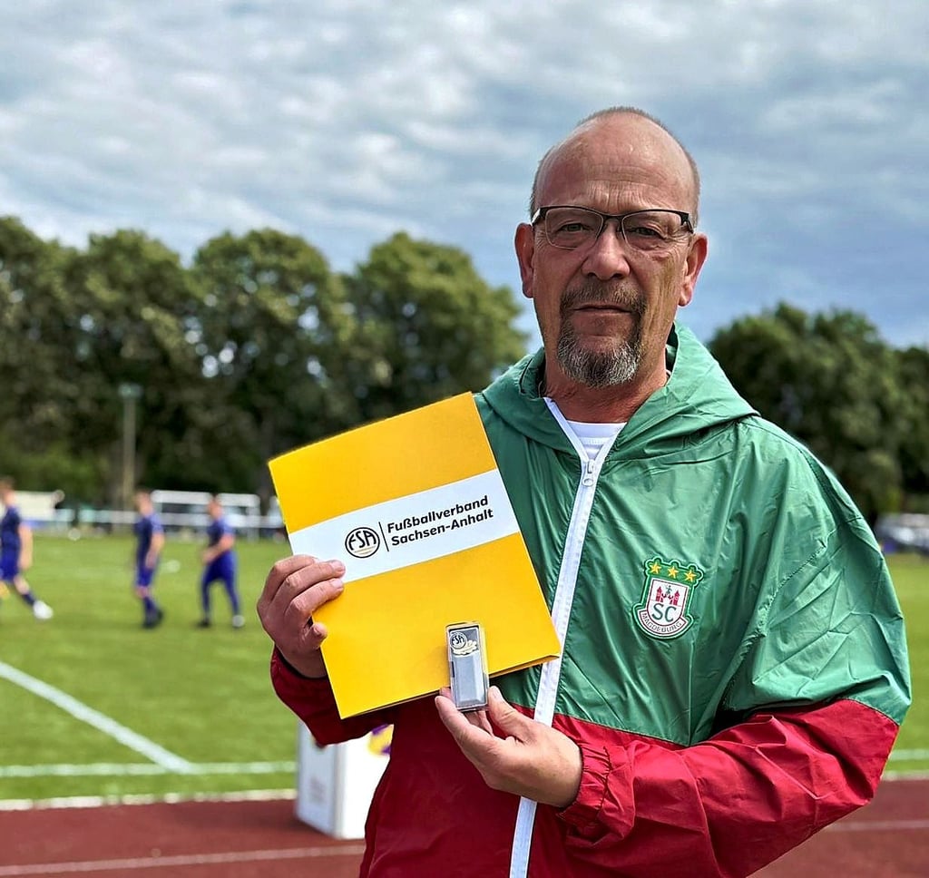 Uwe Gruschetzki wurde mit der Ehrennadel ausgezeichnet.