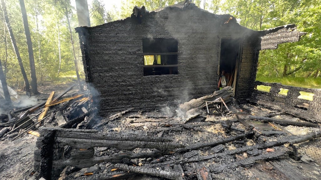Die Jagdhütte im Goitzschewald nach dem Feuer: Der Schaden ist hoch.