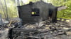 Die Jagdhütte im Goitzschewald nach dem Feuer: Der Schaden ist hoch.