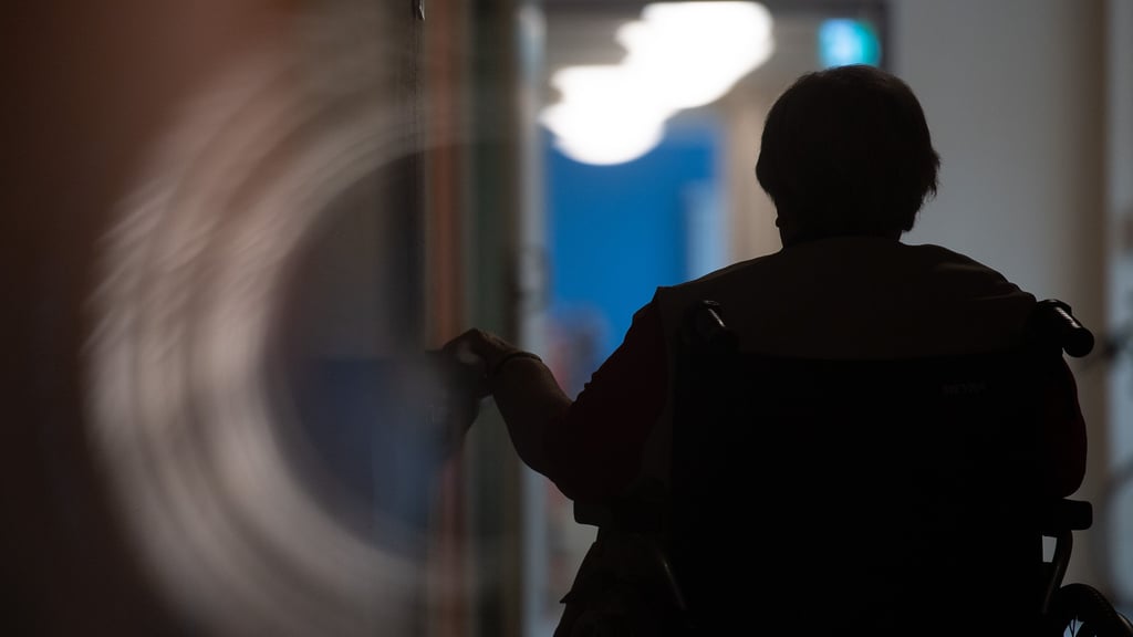 Seniorin in einem Heim: Zwischen 2020 und 2024 kam es zu einem deutlichen Anstieg von Übergriffen in Heimen.