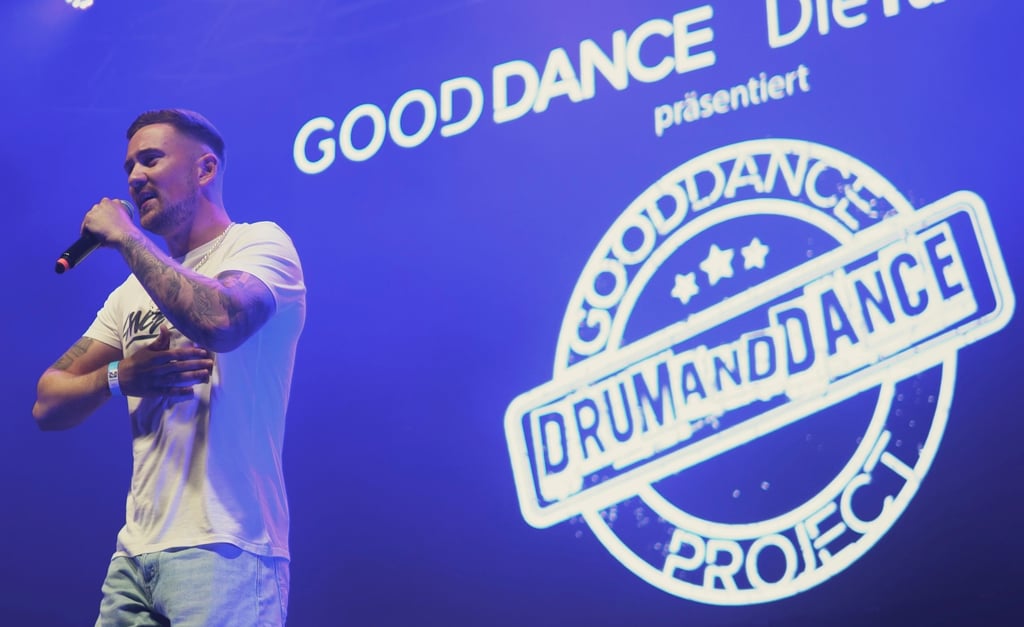 Leon Gossens (25) trat als Rapper "Lance406" beim Bernburger Stadt- und Rosenfest im Rahmen des "Drum & Dance"-Projektes auf.