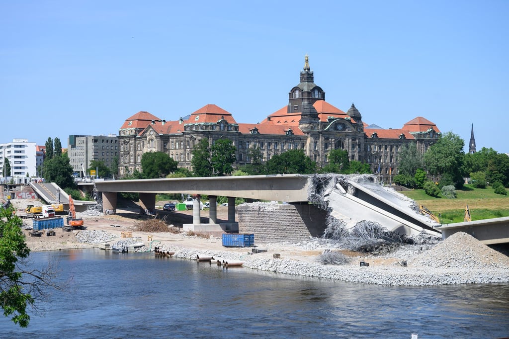 Am Ufer vor der Staatskanzlei stürzte beim Abbruch am Nachmittag ein weiterer Abschnitt der Carolabrücke.