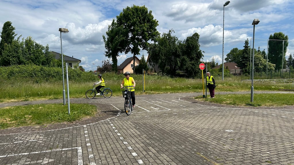 Auf dem Gelände des VfB in Magdeburg-Ottersleben üben migrantische Frauen das Fahrradfahren. Ein neues Projekt will so ihr Selbstbewusstsein und ihre Chancen auf Arbeit erhöhen.