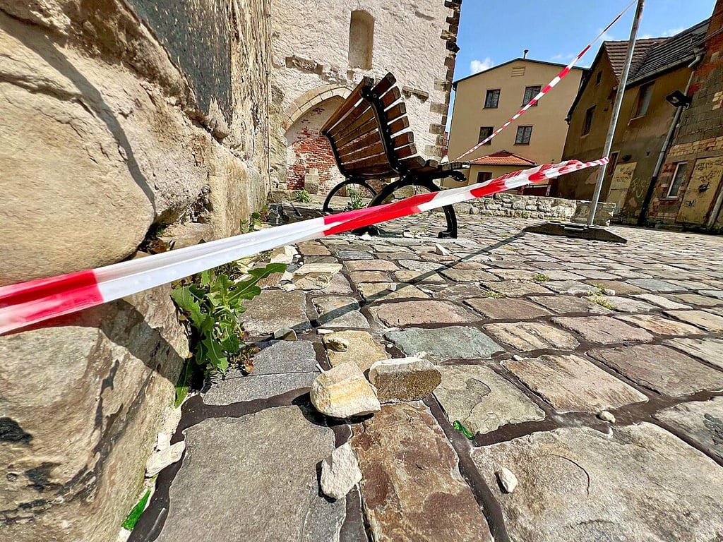 Verputzmaterial hat sich von der Marienkirche gelöst und liegt auf dem Boden. Zur Sicherheit wurde der Bereich abgesperrt.