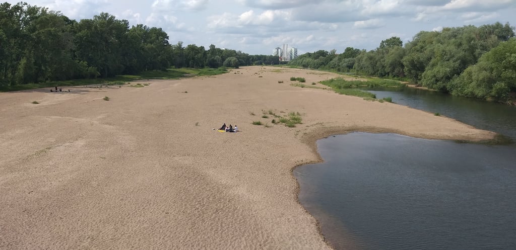 Blick von der Wasserfallbrücke in Magdeburg auf das fast ausgetrocknete Flussbett der Alten Elbe.