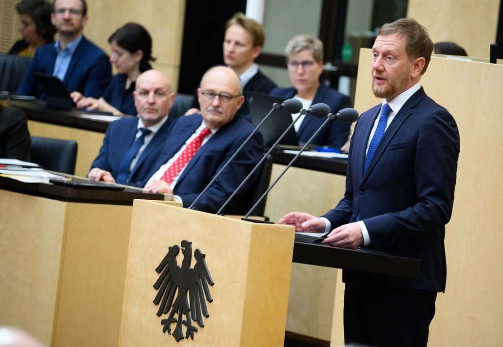 Die Kosten für das Paket der Bundesregierung könnten Länder und Kommunen nicht tragen, sagte Michael Kretschmer (CDU, rechts), Ministerpräsident von Sachsen, im Bundesrat.