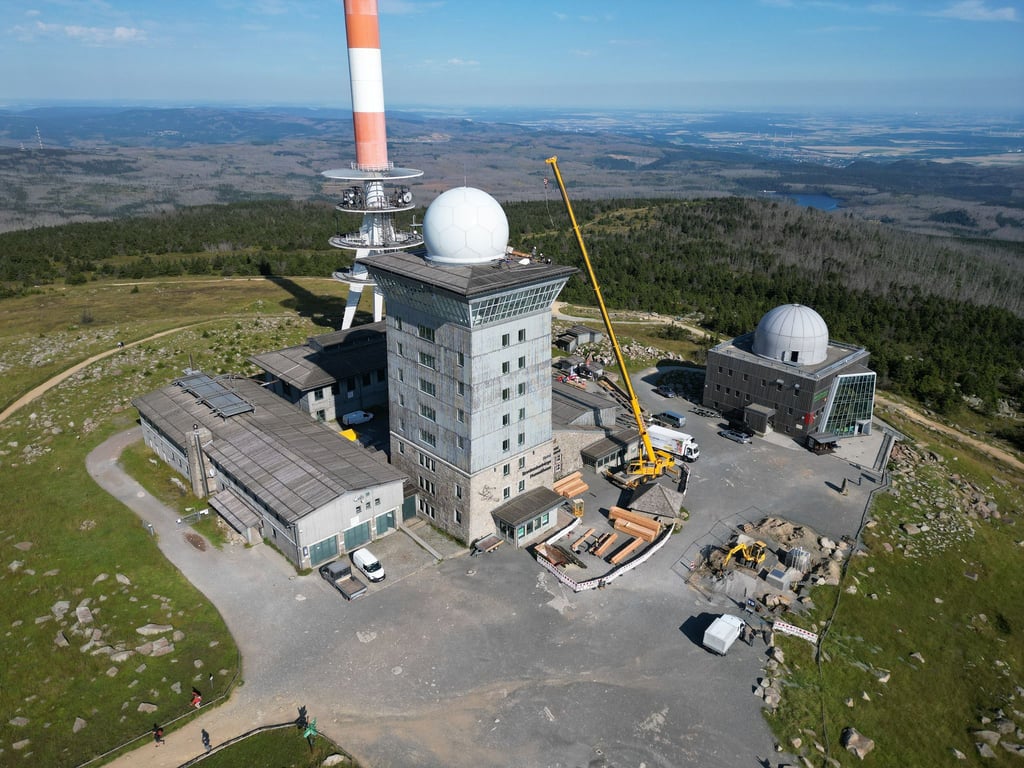 Der Landkreis Harz will den Brocken touristisch weiterentwickeln und hat die Brockenkuppe gekauft. (Archivbild)
