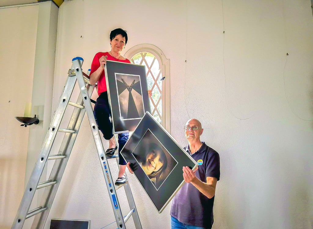 Steffi Florek und Norbert Kölzsch vom Fotoclub Merseburg helfen beim Aufbau mit.