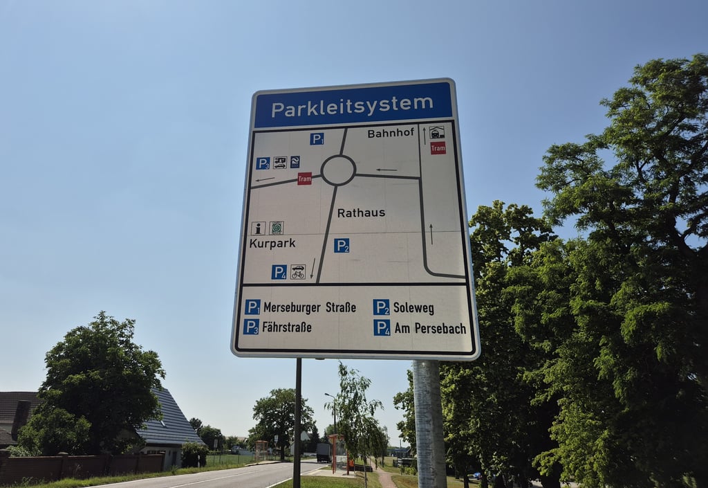 Drei der vier erst vor wenigen Wochen angebrachten Parkleitschilder sollen nun ersetzt werden.