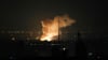 Nach einer Explosion in Teheran steigt Rauch auf.
