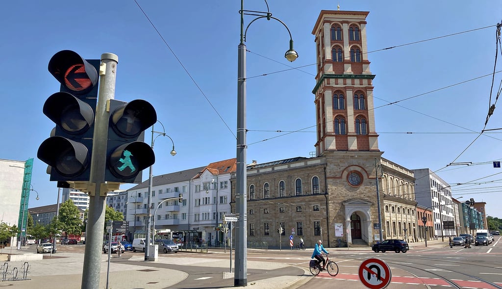An der Museumskreuzung in Dessau: Die Fußgängerampeln auf der westlichen Seite der Askanischen Straße könnten schon bald neue Motiv zeigen.