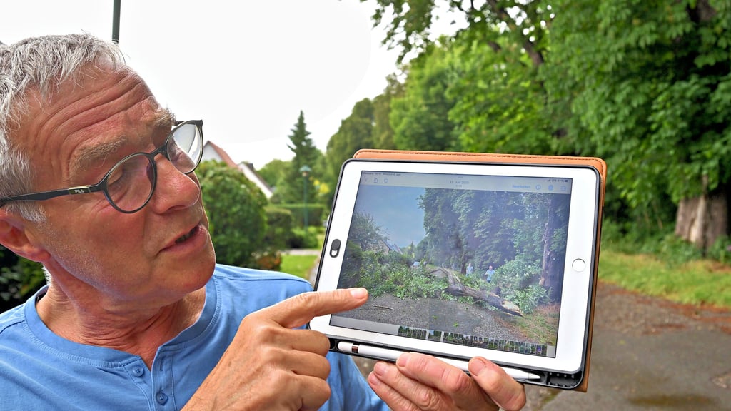 Hans-Jürgen Richter zeigt Fotos von den bisherigen Astabbrüchen im Gaterslebener Selkeweg. Die waren teilweise groß wie ein Baum.