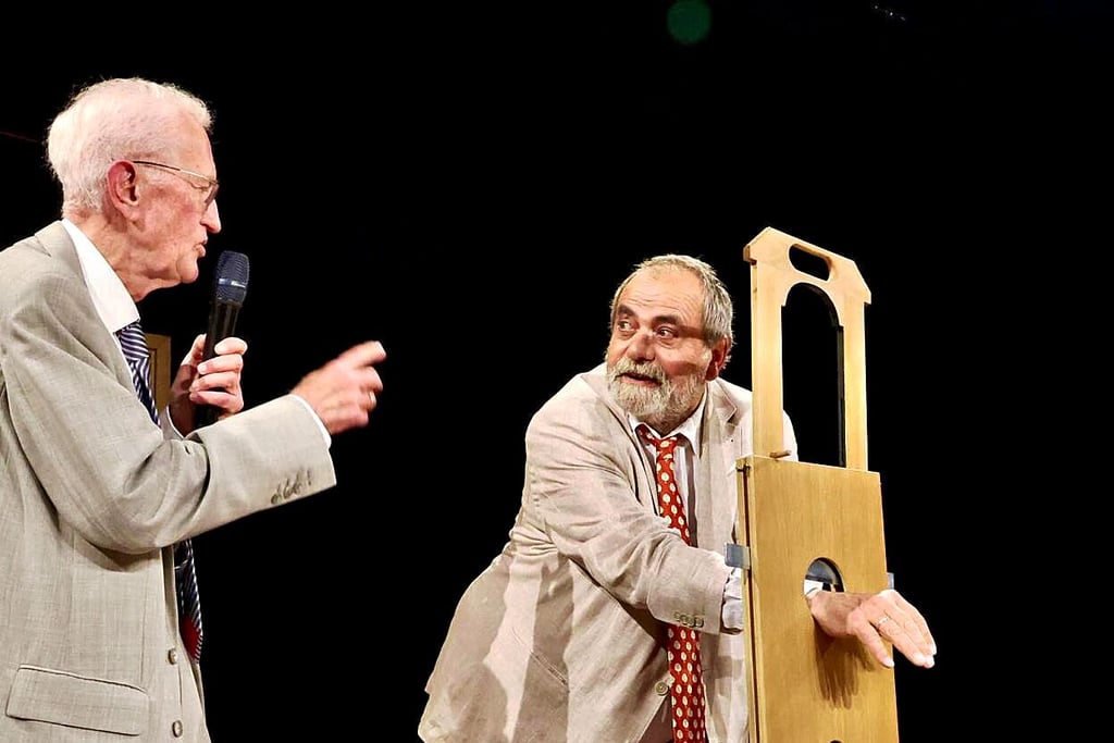 Da macht ein Preisträger Kultur: Hans-Jürgen Sack, für seine Arbeit beim Weißen Ring geehrt, spannte Matthias Brenner im Wortsinn für einen Zaubertrick ein.