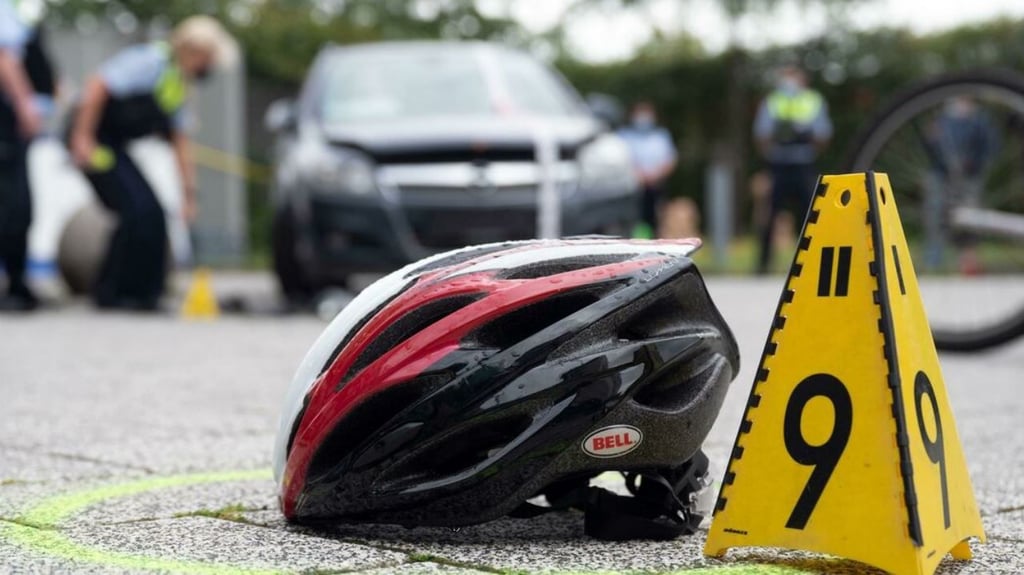 Schwerer Unfall auf dem Parkplatz des NP-Markts in Gommern: Ein Radfahrer kam ins Krankenhaus.