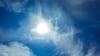 Sonne scheint an einem Sommertag.