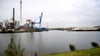 Der Industriehafen in Bremen: Beim Ablegen eines Schiffs kam es hier zu einem Unfall. (Archivbild)