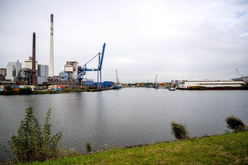 Der Industriehafen in Bremen: Beim Ablegen eines Schiffs kam es hier zu einem Unfall. (Archivbild)