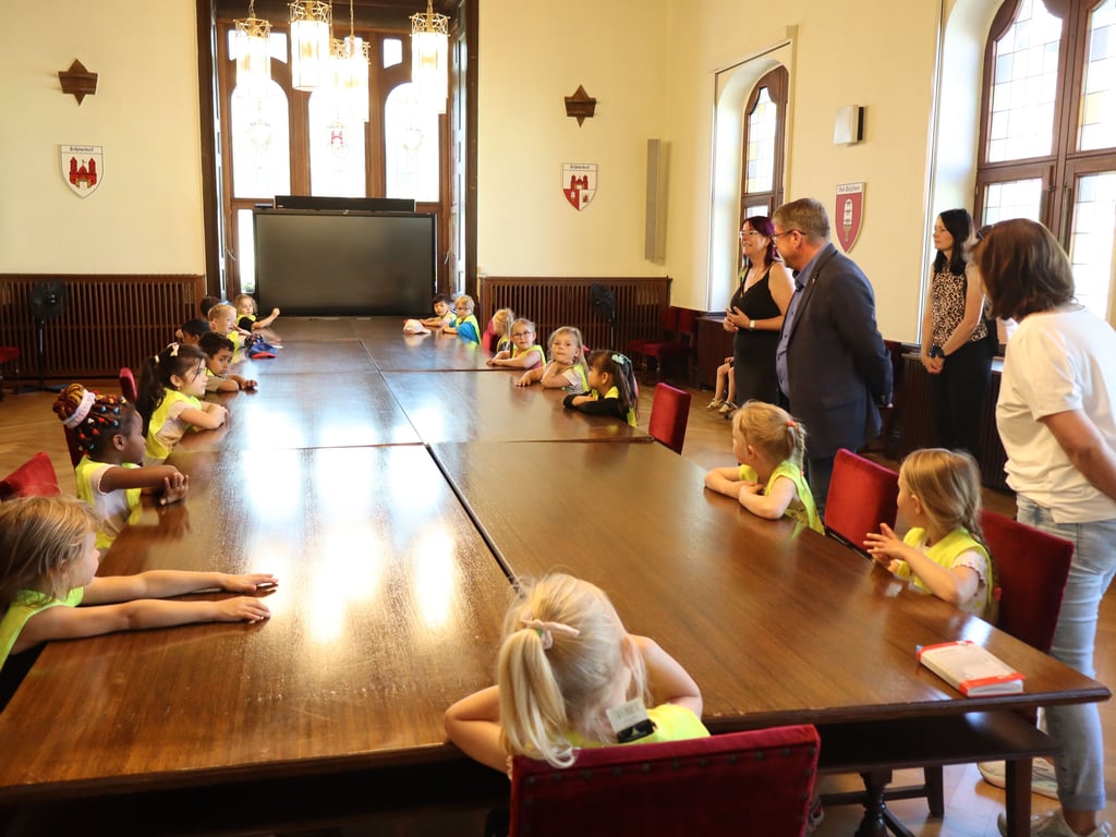Nachwuchs für den Ratssaal: Kita-Kinder aus der Kinderoase waren dort heute zu Besuch.