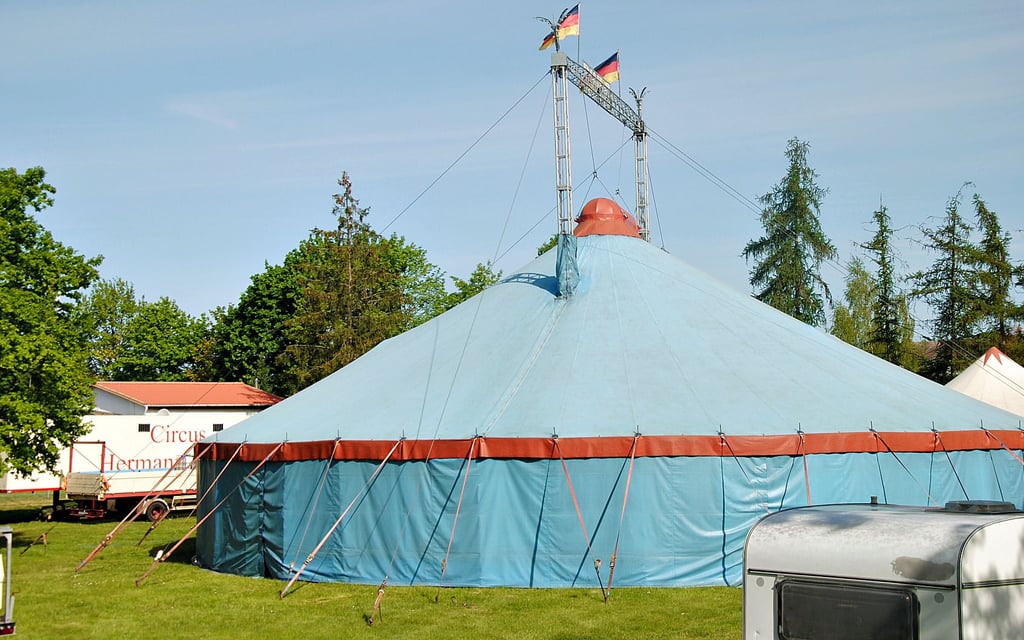 Die Wiese vor dem Stölpenbad ist ein beliebter Standplatz für den Zirkus. Allerdings ist sie auch eine ausgewiesene Überschwemmungsfläche.