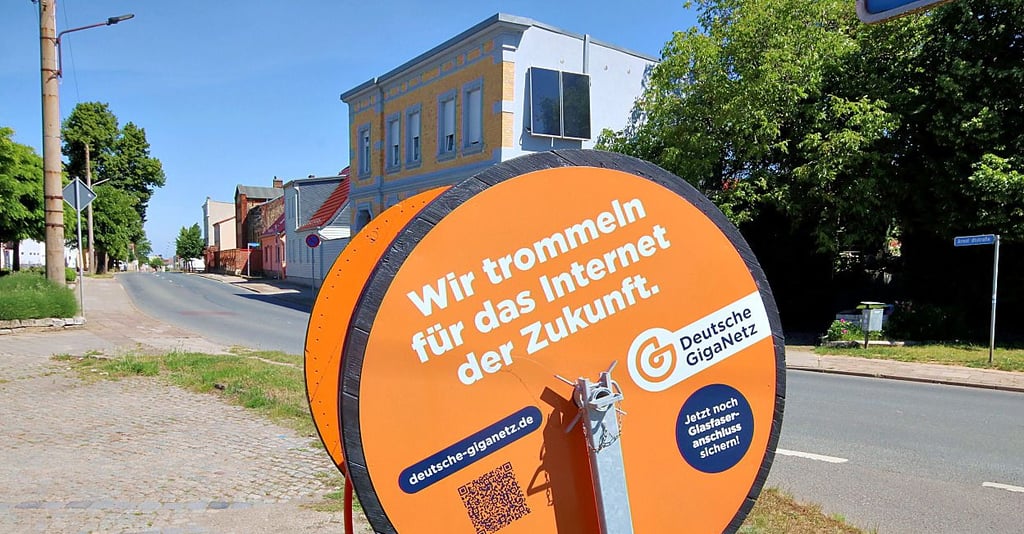 Werbeaufsteller für die Glasfaser am Lindendreieck.
