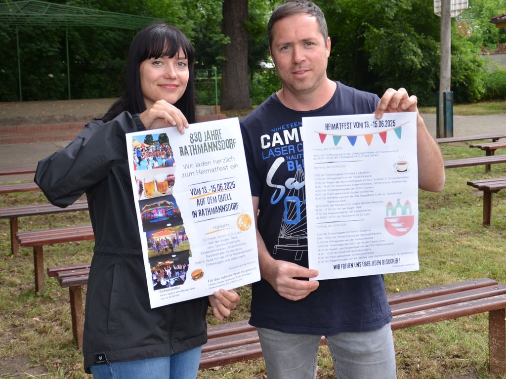 Anica Hess hat das neue Plakat entworfen, das sie und Marcel Poser hier auf dem frisch gemähten Festplatz vor der Bühne präsentieren.