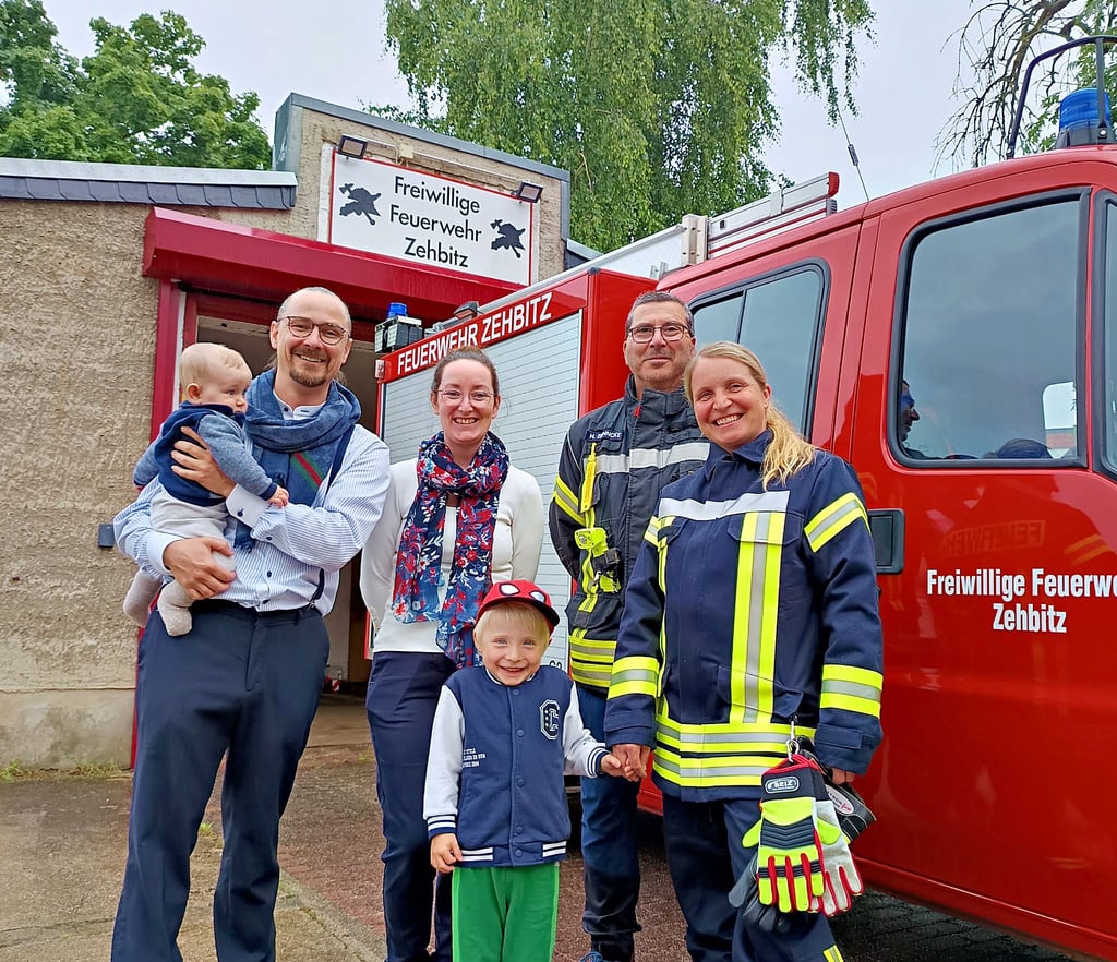Das Team der neuen Kinderwehr (v. l.): Marcus und Louise Herrmann kümmern sich um die Organisation, hier sind sie mit dem kleinen Ardo zu sehen. Erik Keller ist drei Jahre alt und wird eines der ersten Mitglieder. Daneben stehen Ortswehrleiter Holger Behncke und Kinderwartin Christin Keller. Nicht mit auf dem Bild sind die Jugendwartin Annelie Rauscher sowie die Betreuer Robert Koch und Patrick Taube.