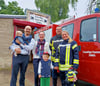 Das Team der neuen Kinderwehr (v. l.): Marcus und Louise Herrmann kümmern sich um die Organisation, hier sind sie mit dem kleinen Ardo zu sehen. Erik Keller  ist drei Jahre alt und wird eines der ersten Mitglieder. Daneben stehen Ortswehrleiter Holger Behncke und Kinderwartin Christin Keller. Nicht mit auf dem Bild sind die Jugendwartin Annelie Rauscher sowie die Betreuer Robert Koch  und Patrick Taube. 