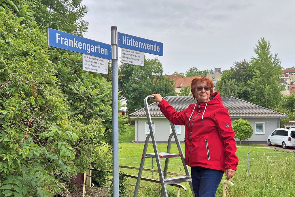 Ilka Rüth weihte das neue Straßennamenzusatzschild der Hüttenwende ein.