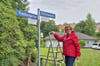 Ilka Rüth weihte das neue Straßennamenzusatzschild der Hüttenwende ein. 