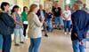Baalberges Hort-Leiterin Carolin Eisenträger (vorn) im Gespräch mit den Mitgliedern des Bernburger Jugend- und Sozialausschusses.