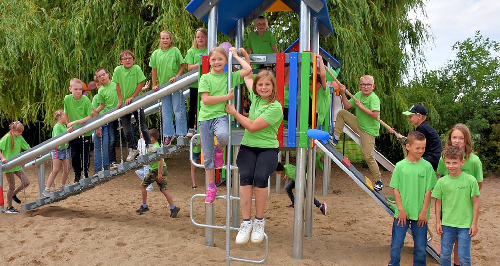 Die Schüler freuen sich über das neue Spielgerät des Grundschulzentrums „Bördeblick“ in Groß Börnecke.