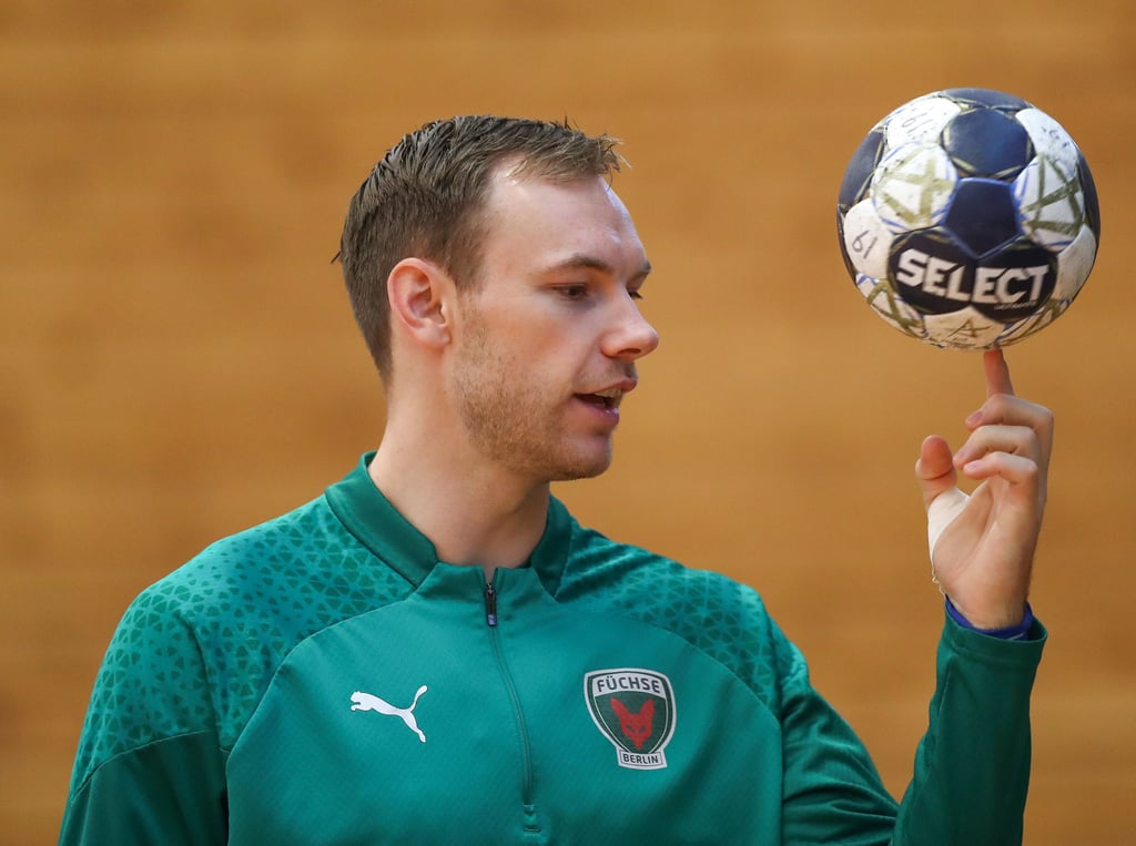 Mathias Gidsel hat Handball-Magie in den Händen und lässt das Spielgerät hier sogar mit einem Finger tanzen.