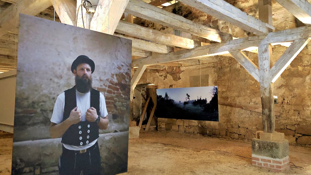 Erste Ausstellung unterm frisch reparierten Dach: Zu sehen sind unter anderem Porträts von an den Bauarbeiten beteiligten Zimmerleuten.