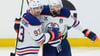 Leon Draisaitl (r) schoss die Oilers erneut zum Sieg in der Verlängerung.