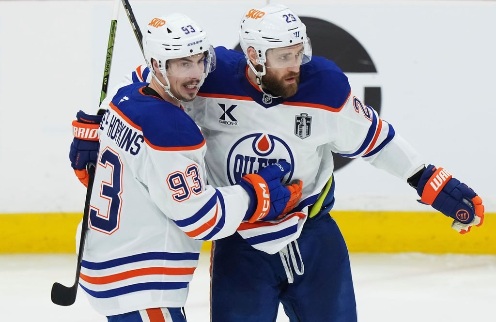 Leon Draisaitl (r) schoss die Oilers erneut zum Sieg in der Verlängerung.