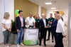 Ein Blankenburger Stadtwappen aus Glas überreichte Bürgermeister Heiko Breithaupt an Stadtwerke-Chef Tim Schlenkermann als Gastgeschenk zur offiziellen Eröffnung des Servicebüros der Stadtwerke im ehemalige Blokker-Kaufhaus an der Langen Straße, wo nun auch das Bürgerbüro und das Standesamt zu finden sind.