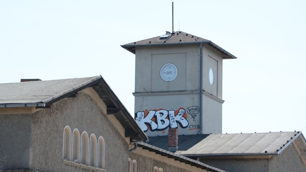 Frische Farbe am Turm des Schönebecker Bahnhofs – allerdings nicht im Rahmen der geplanten Sanierung durch die SWB, sondern als Graffiti.