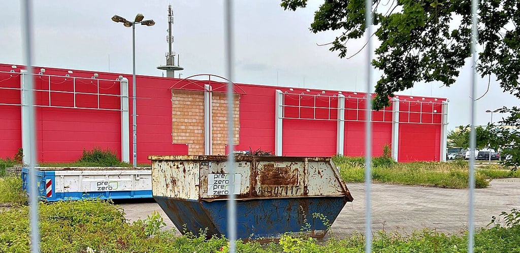 Bauarbeiten im ehemaligen Hagebaumarkt in Bernburg.