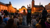 Tausende Zuschauer verfolgen das Konzert vor historischer Kulisse auf dem Chemnitzer Theaterplatz.