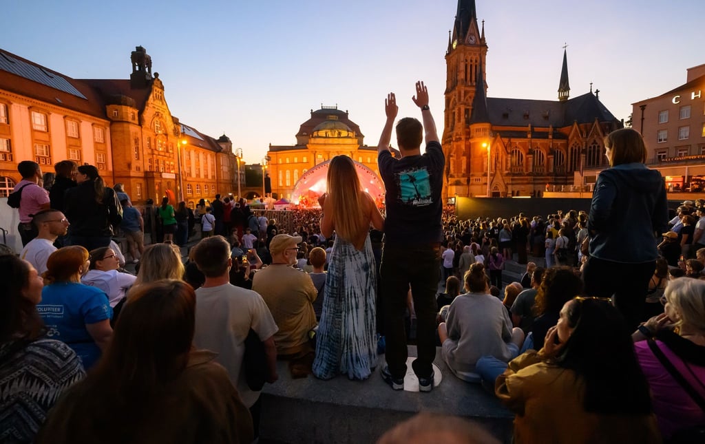 Tausende Zuschauer verfolgen das Konzert vor historischer Kulisse auf dem Chemnitzer Theaterplatz.