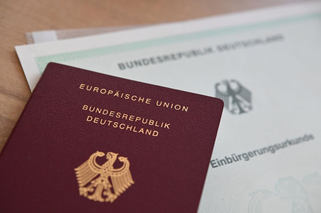Die von der Ampel-Koalition für besonders gut integrierte Ausländer geschaffene Möglichkeit einer Einbürgerung schon nach drei Jahren hat in Sachsen-Anhalt nur wenigen Menschen schneller zum deutschen Pass verholfen. (Symbolbild)