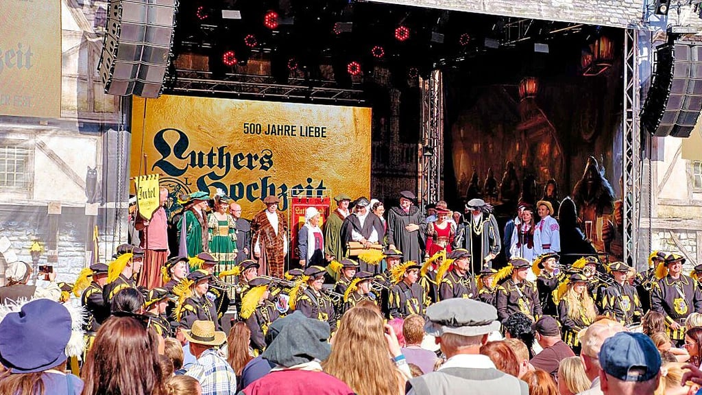 Auf der Bühne auf dem Marktplatz eröffnet Oberürgermeister Torsten Zugehör das Jubiläumsfest.