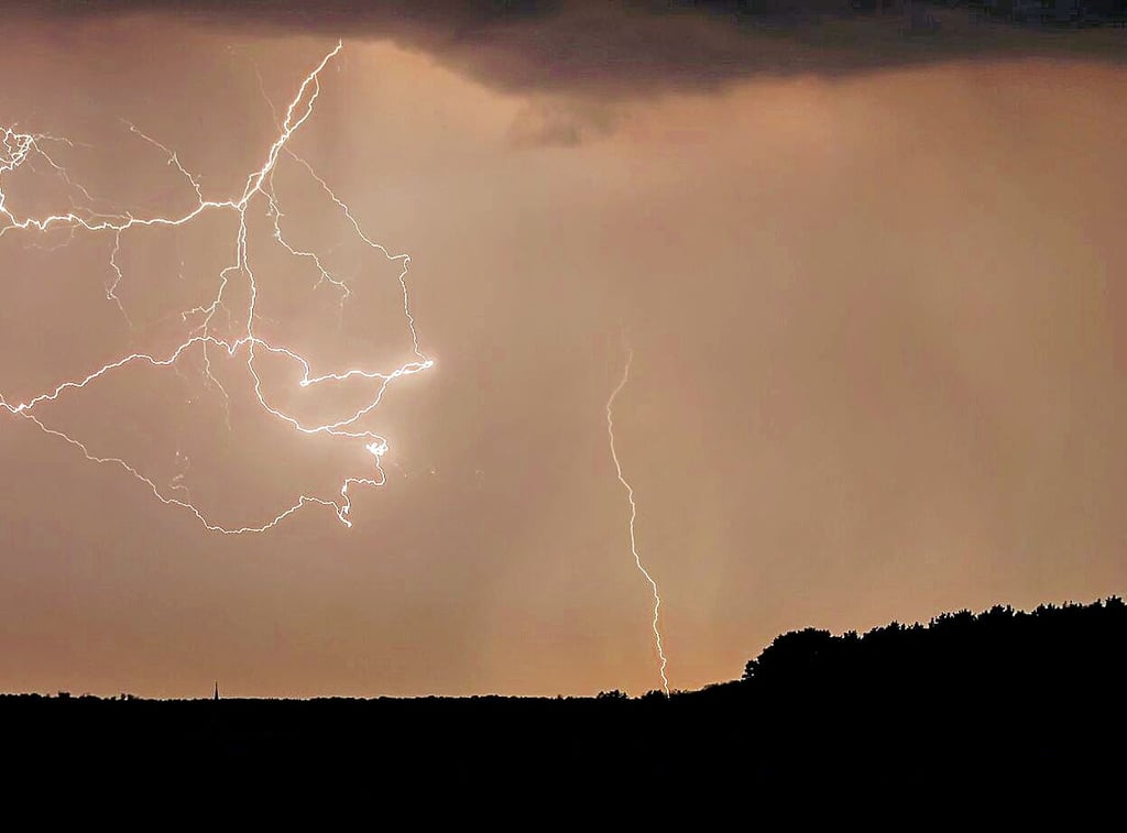 In der Nacht vom 2. zum 3. Mai gab es Gewitter. Hier bietet sich über Reinharz ein schönes Spektakel.