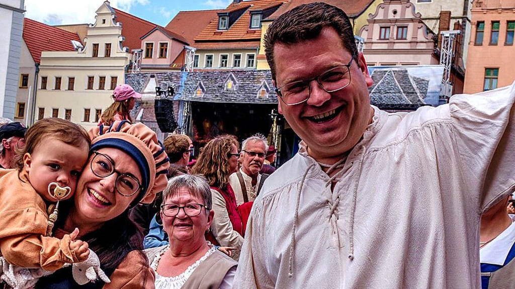 Wittenbergs Landrat Christian Tylsch und seine Frau Selina waren im vergangenen Jahr im Umzug mit dabei. In diesem Jahr sind sie das Lutherpaar.